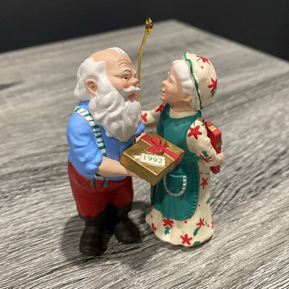 Hallmark | Mr. and Mrs. Claus: Gift Exchange (1992) - Vintage Keepsake Ornament - Picture 10 of 16